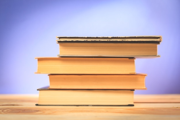 Vintage vieux livres sur une table en bois