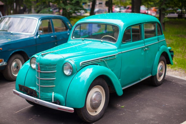 Vintage voiture de menthe exposée au parc