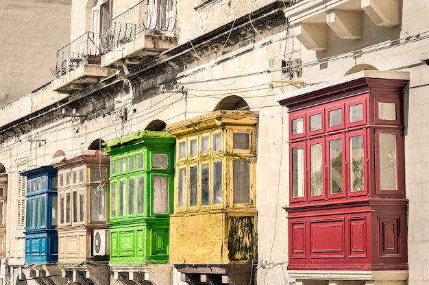 Vintage vue sur les balcons de bâtiments typiques à La Valletta