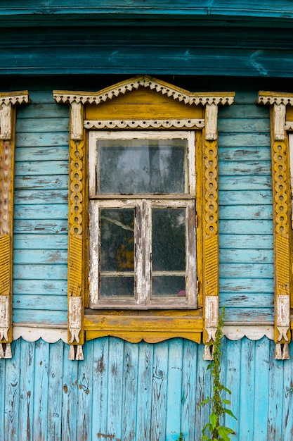 Vintage windows dans une vieille maison en bois.