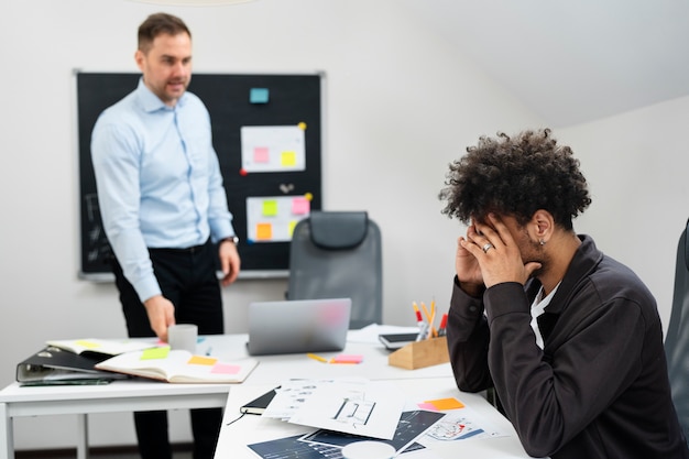 Photo la violence au travail entre collègues