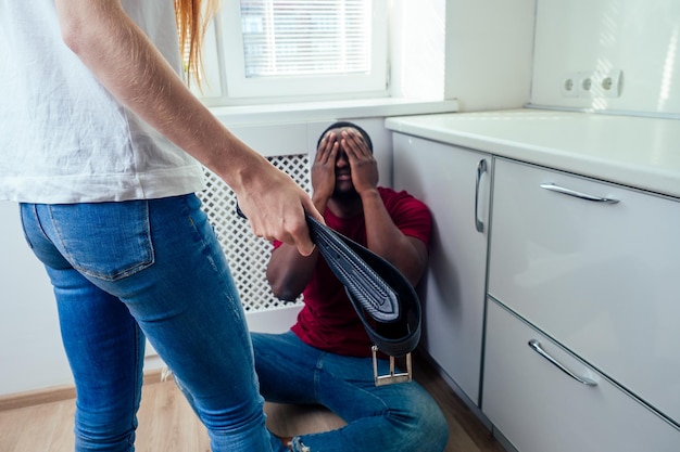 Violence domestique fille en colère frappant un homme afro-américain à la cuisine