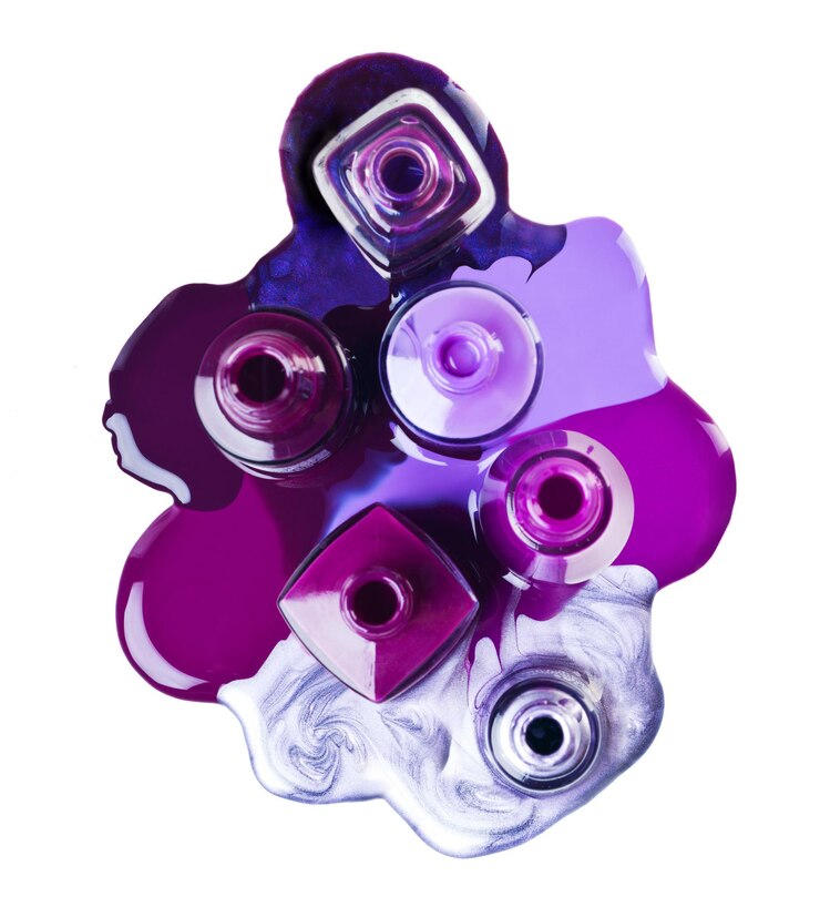 Photo le violet est dans cette saison studio photo de vernis à ongles avec des flaques d'eau autour d'elle