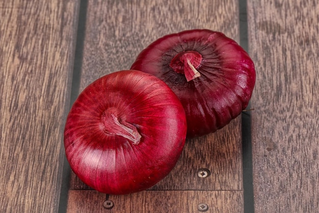 Violette mûre deux oignons pour la cuisson