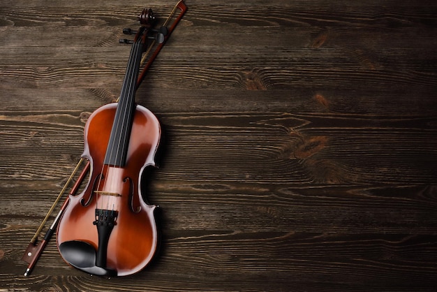 Violin avec arc sur une table en bois brun