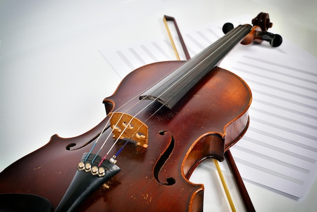 Violon ancien sur notes