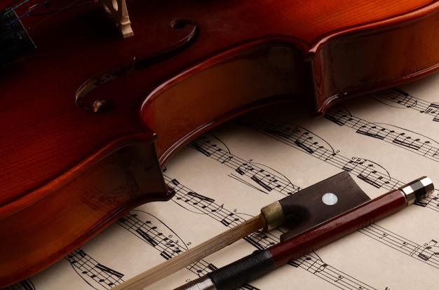 Photo violon et archet sur fond de musique