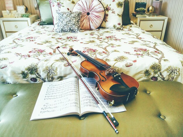 Photo violon avec un carnet de notes dans la chambre.