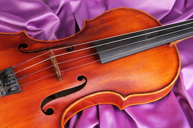 Violon classique sur fond de tissu