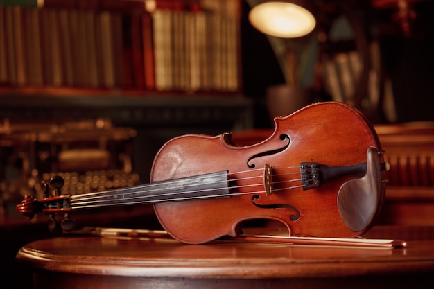 Violon dans un style rétro sur table en bois, vue rapprochée, personne