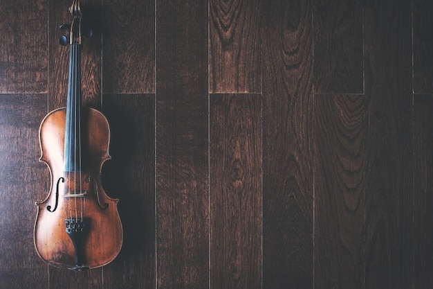 Violon pleine longueur sur plancher en bois