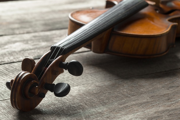 Violon sur une table en bois texturé