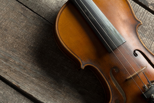 Violon Sur Une Table En Bois Texturé