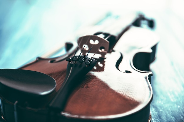 Violon sur la table noire