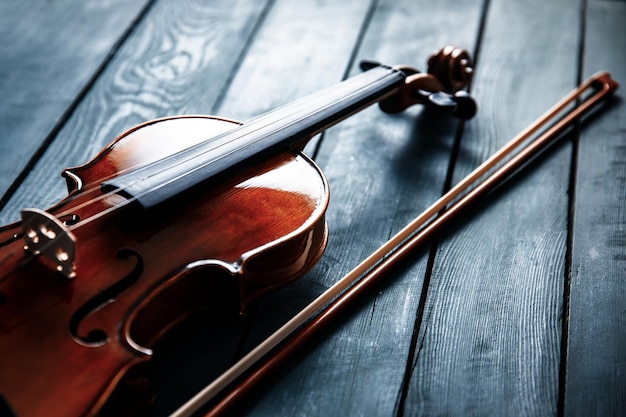 Violon sur la table noire