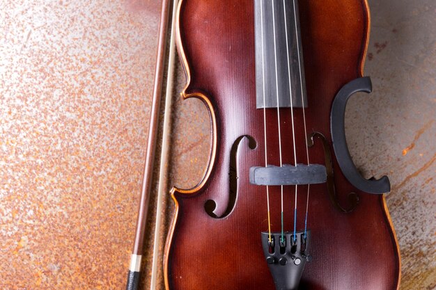 Photo le violon sur une table rouillée