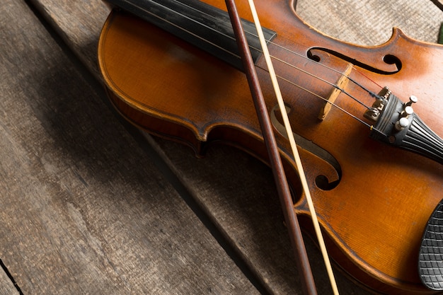 Violon sur une table texturée en bois