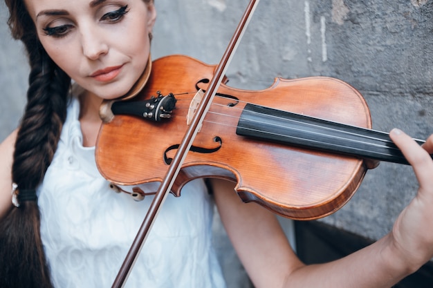 Violoniste marron beau peuple classique