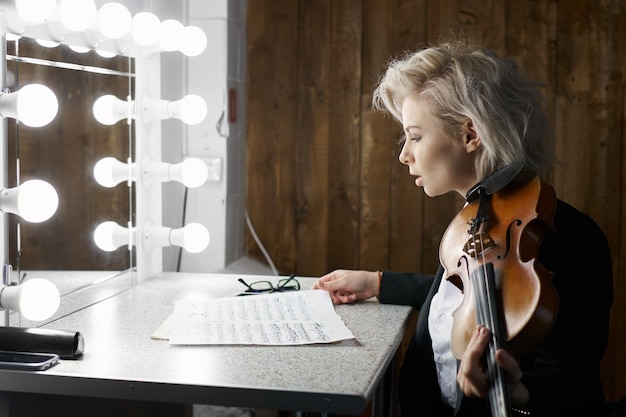 violoniste se préparant pour le concert