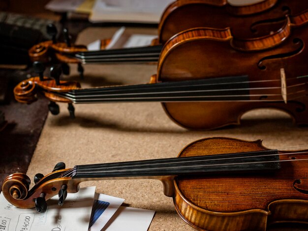 Photo des violons sur la table.