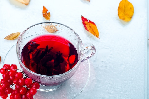 Viorne aux fruits rouges et tasse de thé