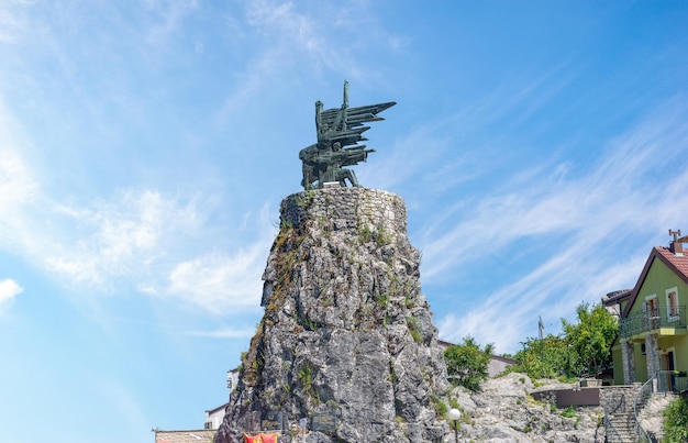 VIRPAZAR, MONTENEGRO - 5 AOÛT 2019 : Monument aux partisans et héros de la Seconde Guerre mondiale à Virpazar, Monténégro