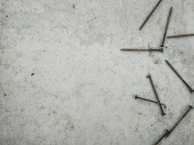 Vis sur un mur de béton blanc.