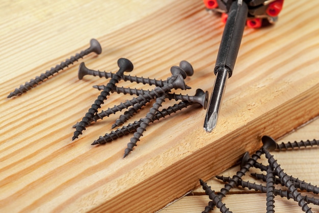 Vis sur une table en bois