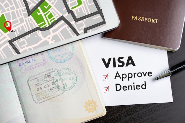 Visa et passeport pour approuvé estampillé sur un document vue de dessus dans Visa Visa approuver