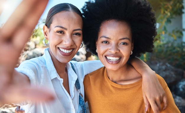 Photo visage d'amis prenant un selfie heureux dans un parc naturel et se serrant avec le sourire à l'extérieur en été ensemble sœurs prenant des photos de personnes faisant des souvenirs et portrait de famille dans un jardin verdoyant