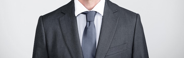 le visage d'un avocat mature portant des lunettes et un costume d'affaires