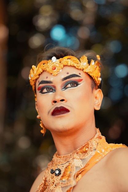 Visage Balinais Maquillé Et Portant Une Couronne Dorée Et Un Collier Doré Avant Le Début Du Spectacle De Danse