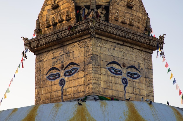 Photo le visage d'un bâtiment avec des yeux dessus