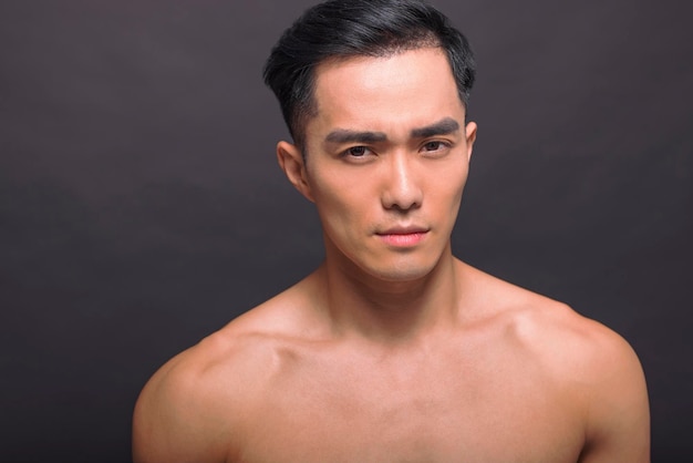 Visage de beau jeune homme asiatique gros plan