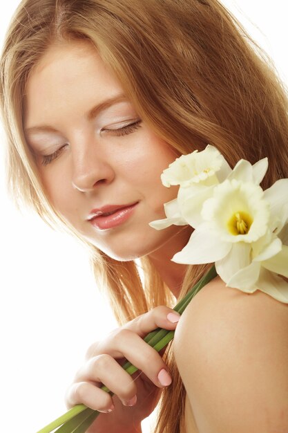 Visage beauté de la jeune femme avec des fleurs blanches isolées