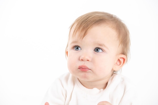 Visage de bébé avec un espace blanc à l'arrière