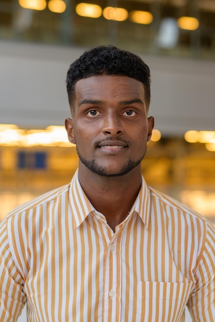 Visage d'un bel Africain au terminal de l'aéroport voyageant pendant le covid
