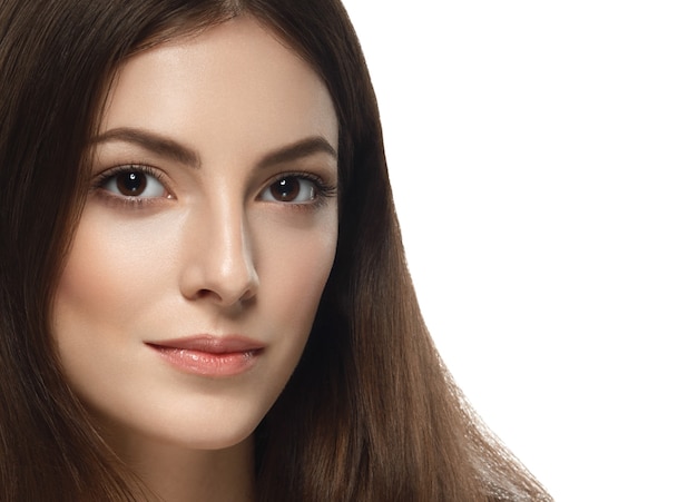 Visage de belle femme bouchent portrait jeune studio maquillage parfait. Isolé sur blanc. Prise de vue en studio.