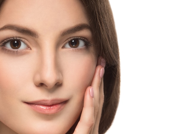 Visage de belle femme bouchent portrait jeune studio maquillage parfait. Isolé sur blanc. Prise de vue en studio.