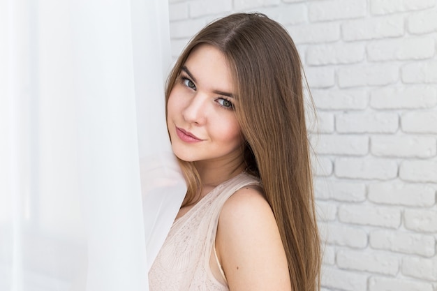 Visage de belle femme bouchent studio