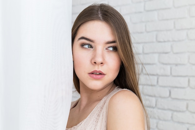 Visage de belle femme bouchent studio