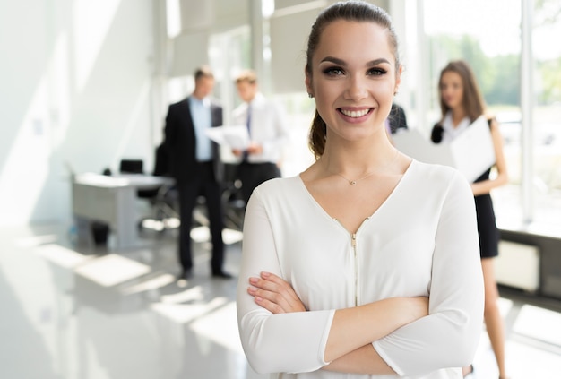 Visage de belle femme sur le fond des gens d'affaires.