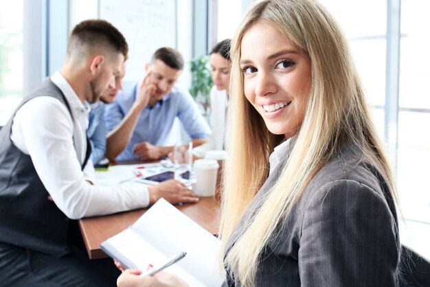 Visage de belle femme sur le fond des gens d'affaires