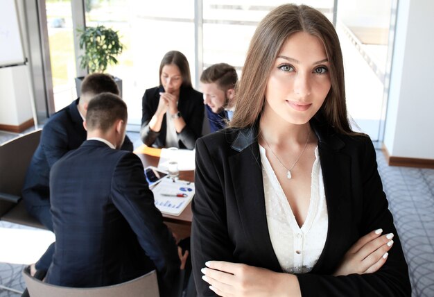 Visage de belle femme sur le fond des gens d'affaires