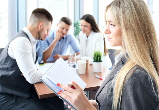 Visage de belle femme sur le fond des gens d'affaires