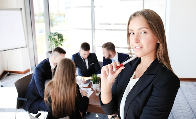 Visage de belle femme sur le fond des gens d'affaires