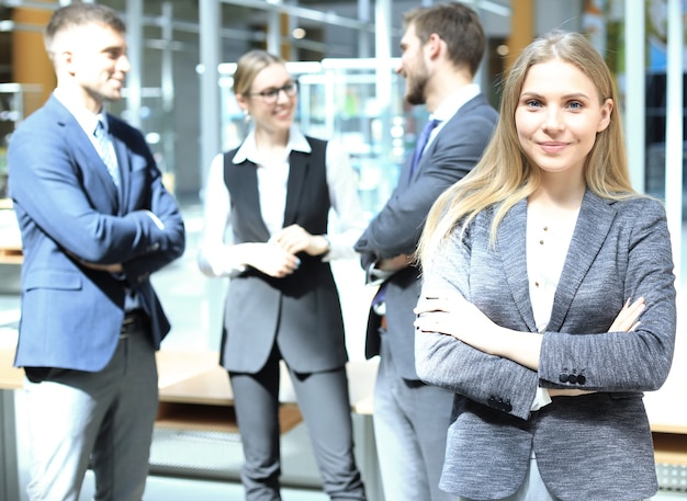 Visage de belle femme sur le fond des gens d'affaires.