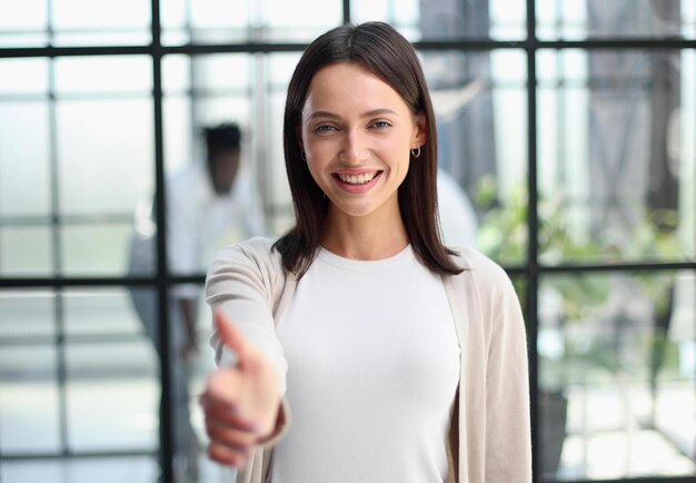 Visage de belle femme sur le fond des gens d'affaires