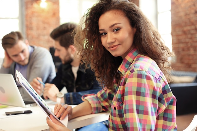 Visage de belle femme sur les gens d'affaires