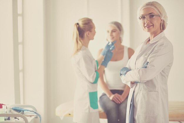 Visage de belle femme près d'un médecin avec une seringue